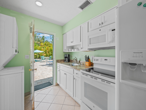 Duplex w/ private pool 5 min walk from Pine Ave and Beach