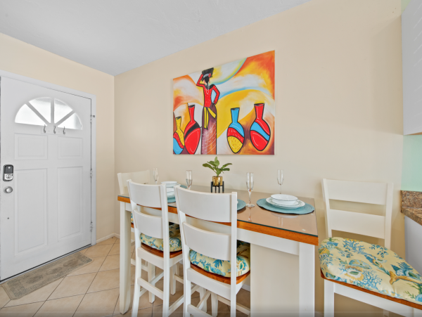 Duplex w/ private pool 5 min walk from Pine Ave and Beach