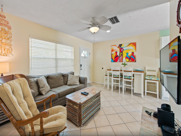 Duplex w/ private pool 5 min walk from Pine Ave and Beach