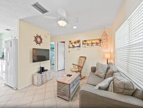 Duplex w/ private pool 5 min walk from Pine Ave and Beach