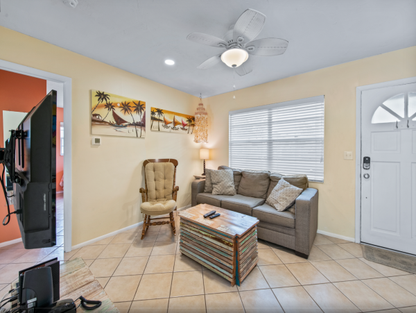 Duplex w/ private pool 5 min walk from Pine Ave and Beach