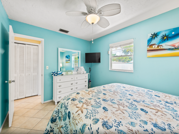 Duplex w/ private pool 5 min walk from Pine Ave and Beach