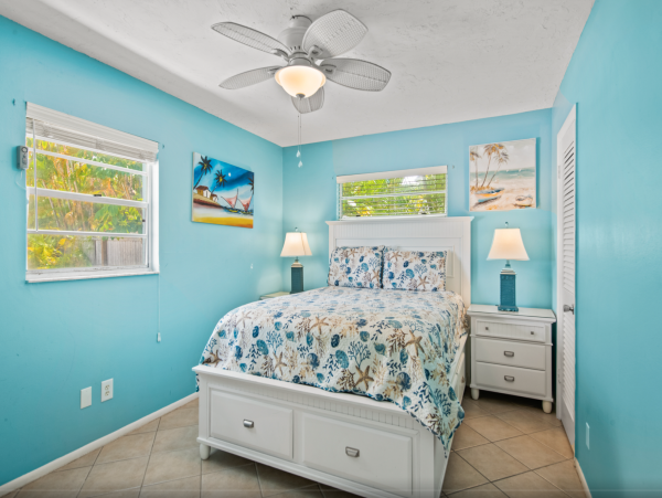 Duplex w/ private pool 5 min walk from Pine Ave and Beach