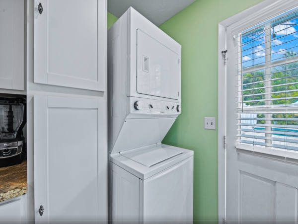 Duplex w/ private pool 5 min walk from Pine Ave and Beach
