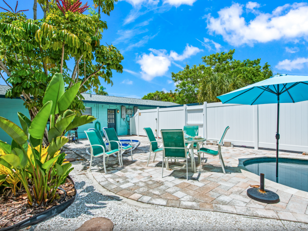 Duplex w/ private pool 5 min walk from Pine Ave and Beach