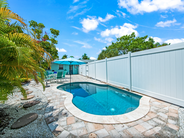 Duplex w/ private pool 5 min walk from Pine Ave and Beach