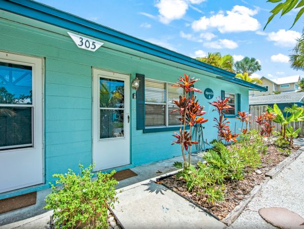 Duplex w/ private pool 5 min walk from Pine Ave and Beach
