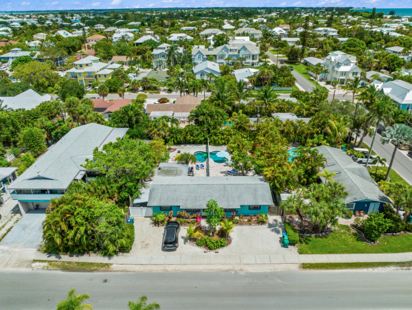 Duplex w/ private pool 5 min walk from Pine Ave and Beach