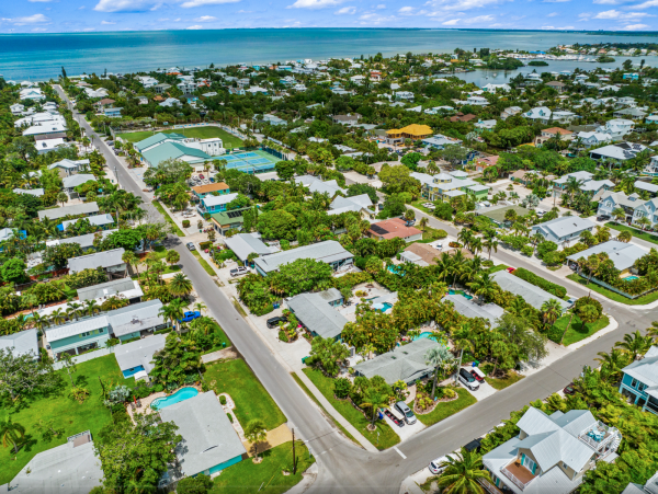 Duplex w/ private pool 5 min walk from Pine Ave and Beach