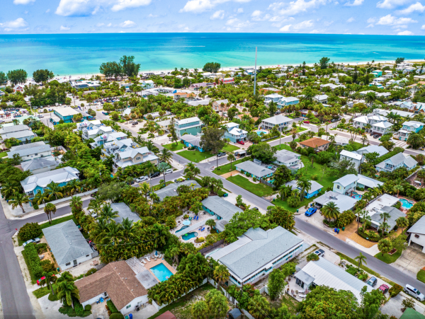 Duplex w/ private pool 5 min walk from Pine Ave and Beach