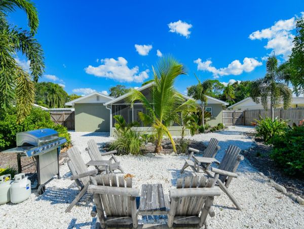 Three Bedroom Home Sleeps Six Guests Fire Pit & Spacious Outdoor Area