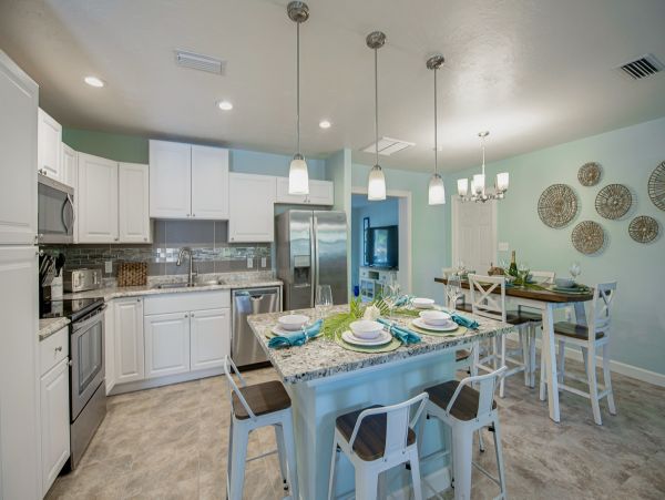 Three Bedroom Home Sleeps Six Guests Fire Pit & Spacious Outdoor Area