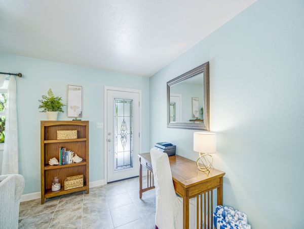 Three Bedroom Home Sleeps Six Guests Fire Pit & Spacious Outdoor Area