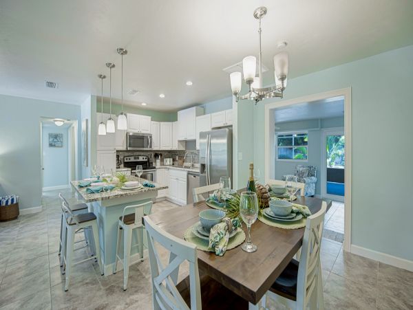 Three Bedroom Home Sleeps Six Guests Fire Pit & Spacious Outdoor Area