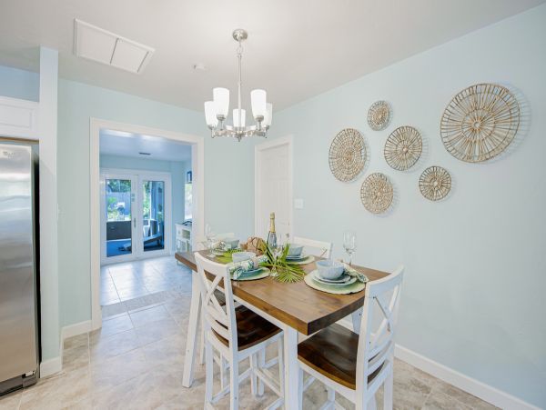 Three Bedroom Home Sleeps Six Guests Fire Pit & Spacious Outdoor Area