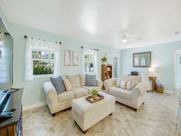 Three Bedroom Home Sleeps Six Guests Fire Pit & Spacious Outdoor Area