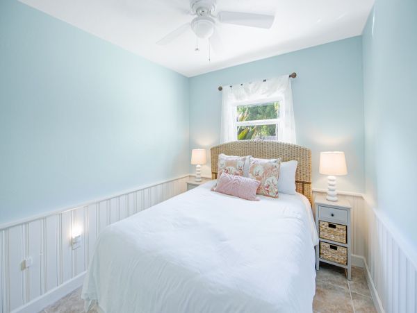 Three Bedroom Home Sleeps Six Guests Fire Pit & Spacious Outdoor Area