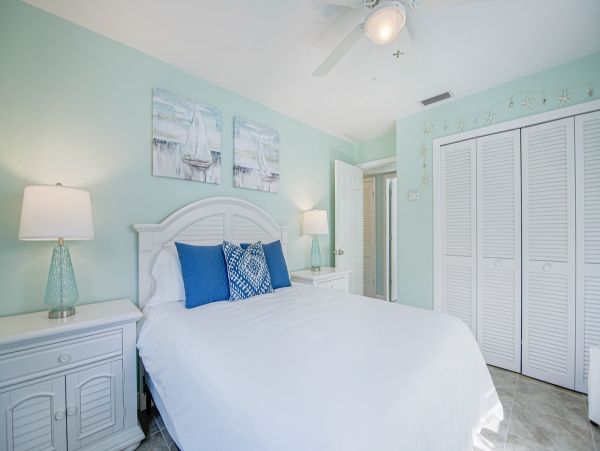 Three Bedroom Home Sleeps Six Guests Fire Pit & Spacious Outdoor Area