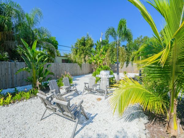 Three Bedroom Home Sleeps Six Guests Fire Pit & Spacious Outdoor Area