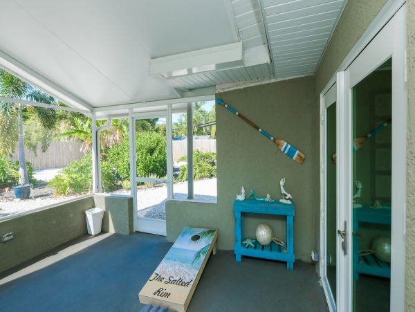 Three Bedroom Home Sleeps Six Guests Fire Pit & Spacious Outdoor Area