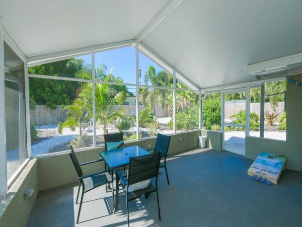 Three Bedroom Home Sleeps Six Guests Fire Pit & Spacious Outdoor Area