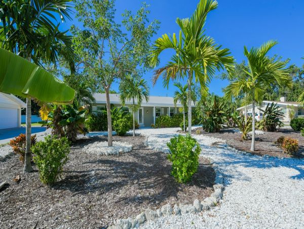 Three Bedroom Home Sleeps Six Guests Fire Pit & Spacious Outdoor Area