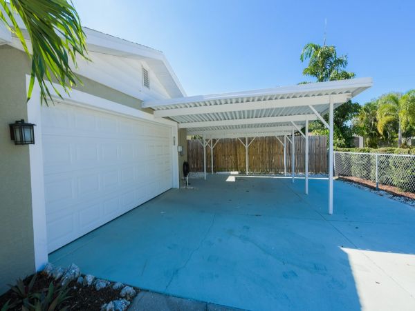 Three Bedroom Home Sleeps Six Guests Fire Pit & Spacious Outdoor Area
