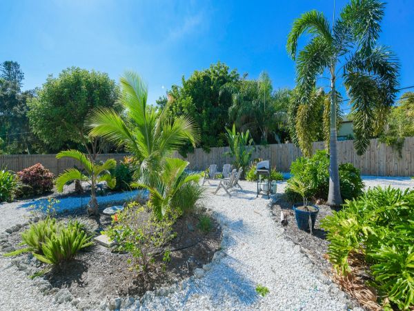 Three Bedroom Home Sleeps Six Guests Fire Pit & Spacious Outdoor Area