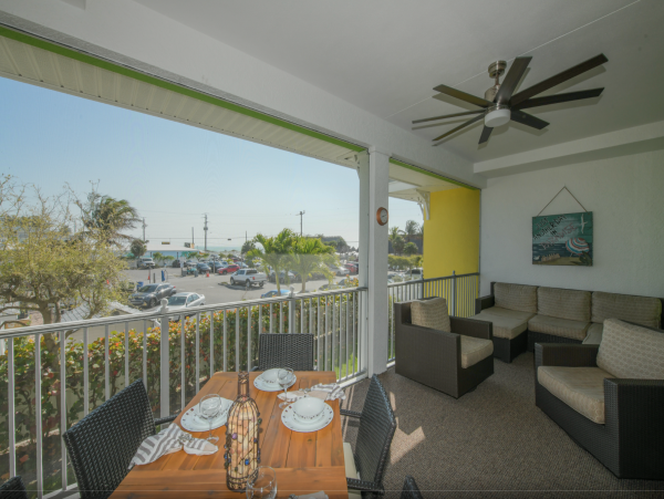 Bradenton Beach Lovely 3 Bedroom Condo Short Walk to Beach