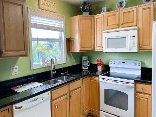 Bradenton Beach 2 Bedroom Condo Walk to Beach
