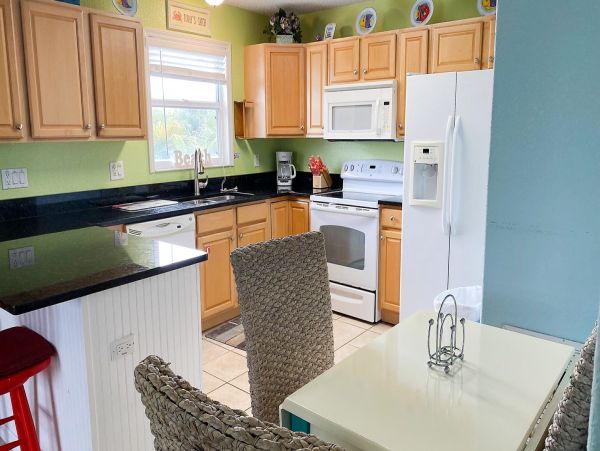 Bradenton Beach 2 Bedroom Condo Walk to Beach