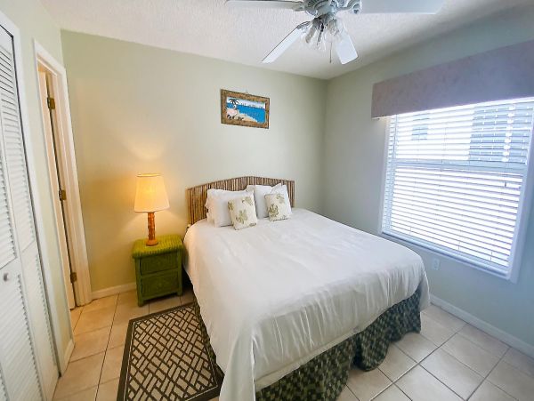 Bradenton Beach 2 Bedroom Condo Walk to Beach