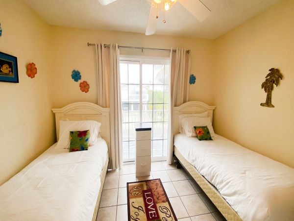 Bradenton Beach 2 Bedroom Condo Walk to Beach