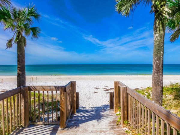 Bradenton Beach 2 Bedroom Condo Walk to Beach