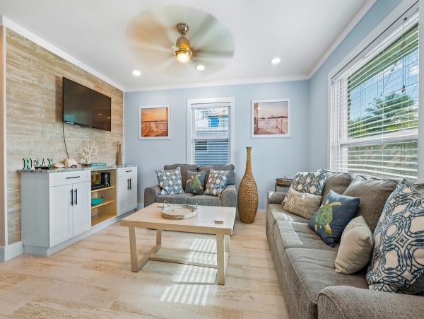 Bay to Beach Three Bedroom Vacation Home in Anna Maria Island