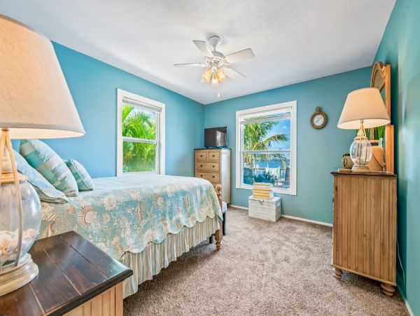 Bay to Beach Three Bedroom Vacation Home in Anna Maria Island