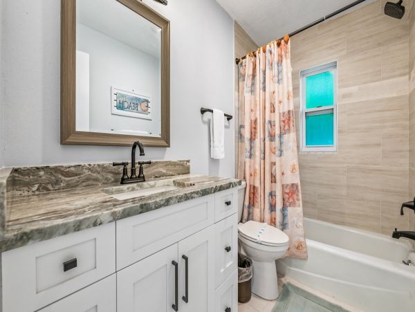 Bay to Beach Three Bedroom Vacation Home in Anna Maria Island