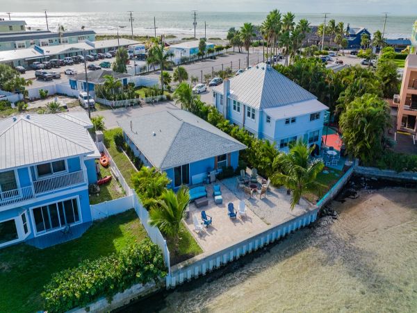 Bay to Beach Three Bedroom Vacation Home in Anna Maria Island