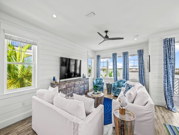 Gorgeous Brand New Build! Sleeps 18 Guests