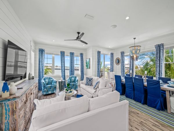 Gorgeous Brand New Build! Sleeps 18 Guests