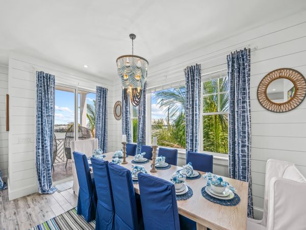 Gorgeous Brand New Build! Sleeps 18 Guests