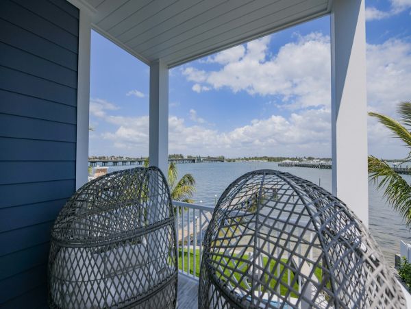 Gorgeous Brand New Build! Sleeps 18 Guests