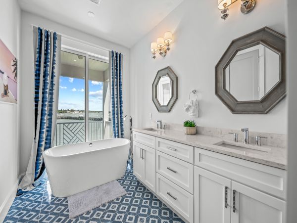 Gorgeous Brand New Build! Sleeps 18 Guests