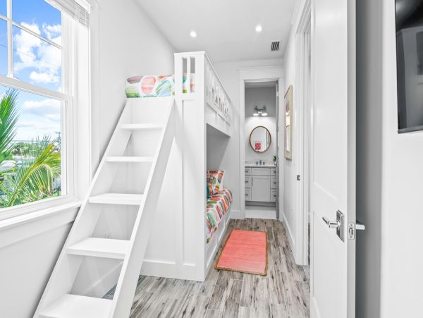 Gorgeous Brand New Build! Sleeps 18 Guests
