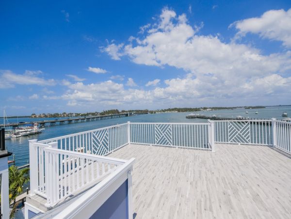 Gorgeous Brand New Build! Sleeps 18 Guests