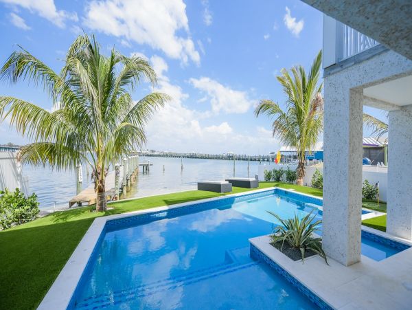 Gorgeous Brand New Build! Sleeps 18 Guests