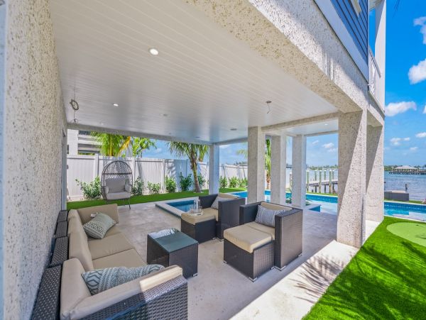 Gorgeous Brand New Build! Sleeps 18 Guests