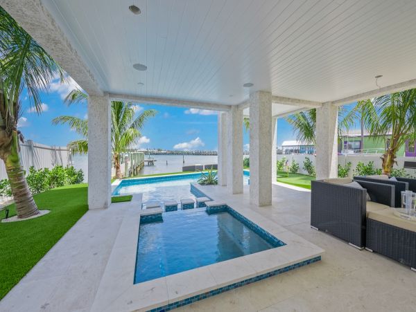 Gorgeous Brand New Build! Sleeps 18 Guests