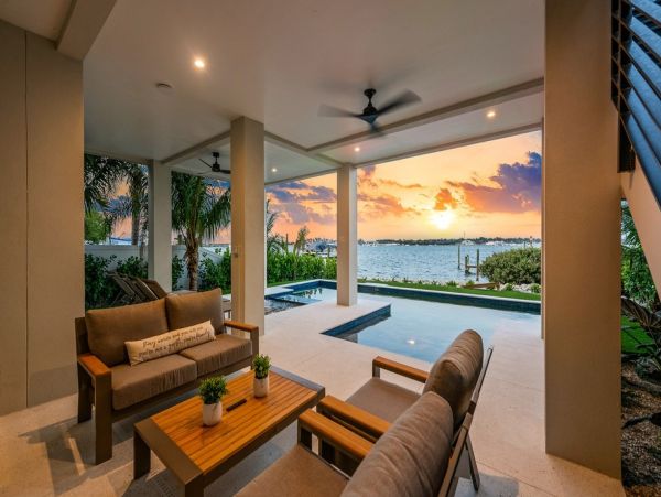 Bay View & Steps to the Beach 6 Bedroom Vacation Home in Bradenton Beach