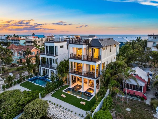 Bay View & Steps to the Beach 6 Bedroom Vacation Home in Bradenton Beach